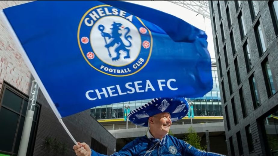 Chelsea are allowed to sell some tickets again after the UK government  alters the club's special licence - Eurosport