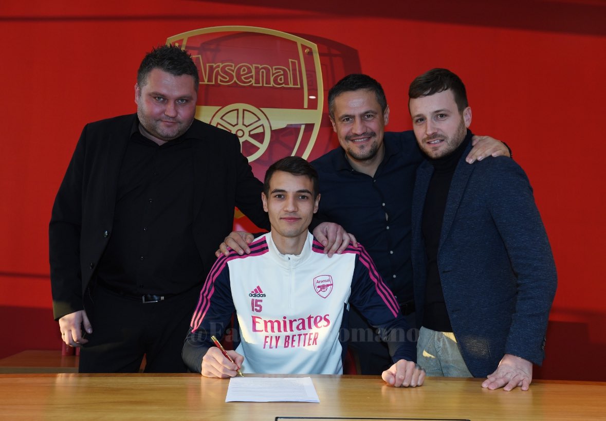 Arsenal have signed Polish central defender Jakub Kiwior from Spezia Calcio