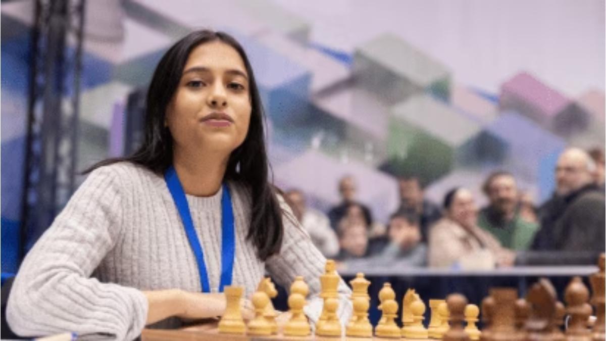 Divya beats Rakshitta to stay in sole lead of World Junior Chess