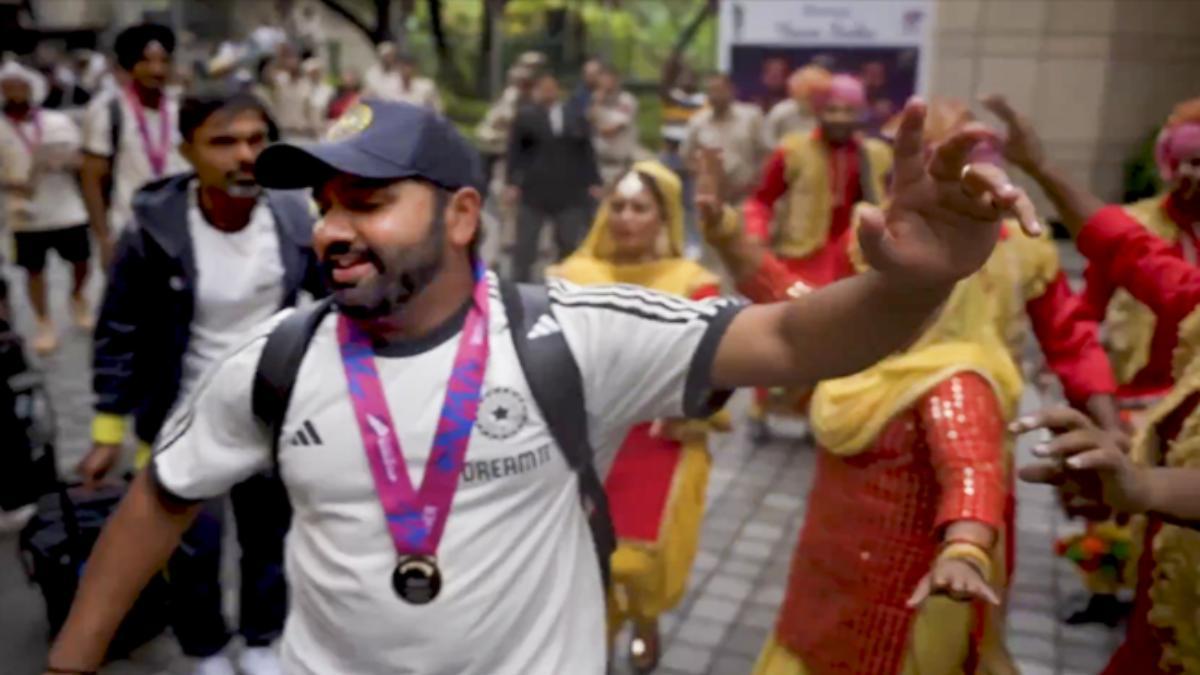 Maximum City, Maximum Love: Mumbai halts to salute Team India”s Victory Parade